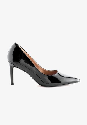 Scarpa nera in vernice con tacco alto, punta affusolata e taglio curvo elegante. Presenta un tacco a stiletto snello per un'altezza maggiore.