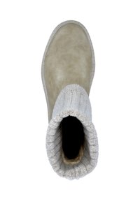 Bota de piel sintética en color topo con un puño tejido gris, punta redonda y suela blanca. Textura suave con un cómodo cuello plegable.