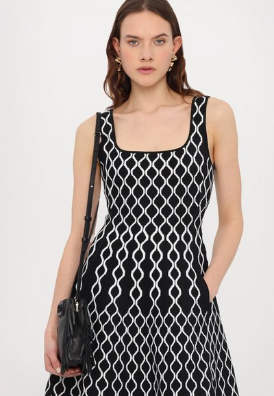 Maje RUSSELY - Strickkleid - noir/blanc