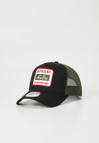 Gorra negra con parte trasera de malla verde, que presenta un parche bordado en blanco y rojo con la etiqueta "BUFFALO, N.Y." y "New Era Established 1920."