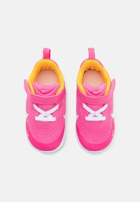 Nike Performance REVOLUTION 7 - Chaussures de running sur route - pinksicle/summit white/university gold/arctic orange