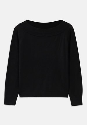 Mustan neuleen leveä, pyöreä pääntie, pitkät hihat ja sileä, pehmeä tekstuuri. Ominaisuudet minimalistinen muotoilu ilman näkyviä kuvioita.