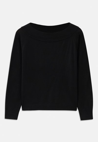 Schwarzer Pullover mit weitem, rundem Ausschnitt, langen Ärmeln und einer glatten, weichen Textur. Minimalistisches Design ohne sichtbare Muster.