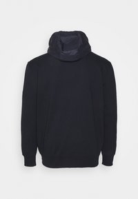 Marineblå hoodie med en kontrasterende, skinnende sort nylonhætte. Blødt stof, lange ærmer og ribstrikkede manchetter. Simpelt design uden synlige mønstre.