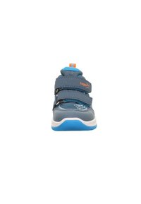 Blauer Sportschuh mit Klettverschluss, strukturiertem Obermaterial, gepolstertem Kragen und einer weißen Sohle mit blauen Akzenten. Branding an der Seite.
