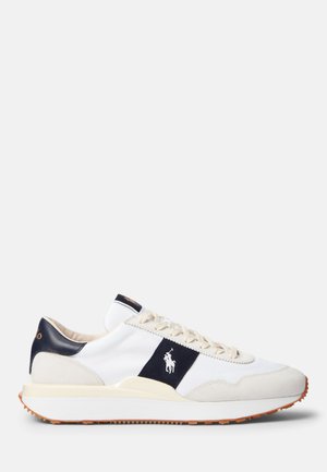 Hvite sneakers med marineblå aksentstripe og logo, med tekstiloverdel, semsket detaljer, kremfarget såle og strukturelt gummisåle.