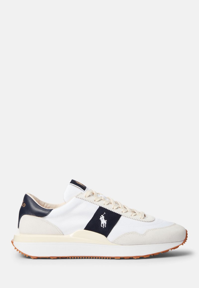 Sneakers bianchi con una striscia e logo di colore blu navy, caratterizzati da un upper in tessuto, dettagli in suede, suola crema e suola in gomma testurizzata.