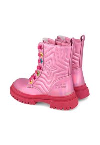 Botas de tobillo rosas con un acabado brillante, que presentan patrones en relieve con estrellas, acentos en forma de estrella de colores en los cordones y una suela de goma texturizada.
