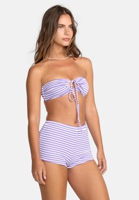 Fioletowy i biały pasiaste bikini bandeau z detalem sznurowania z przodu, w połączeniu z wysokim stanem pasiastych majtek, wykonanymi z elastycznego, teksturowanego materiału.
