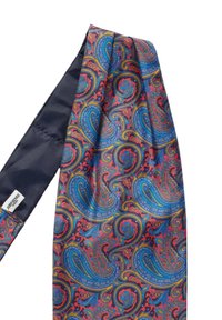 Leren zijden stropdas met een paisleypatroon in blauw, rood en geel op een donkere achtergrond, met een gladde textuur en een label aan het smalle einde.