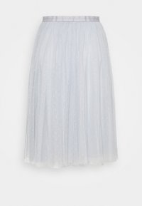 Hellblauer Tüllrock mit einem silbernen Bund, versehen mit einem gepunkteten Muster und einem plissierten Design, der bis zur Mitte der Wade reicht.