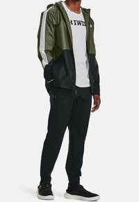 Under Armour Vindjacka - green