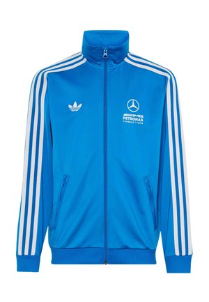 Veste de sport bleue zippée avec des bandes blanches Adidas sur les manches, logo Adidas sur la poitrine gauche et logo de l'équipe Mercedes AMG Petronas Formula 1 sur la poitrine droite.
