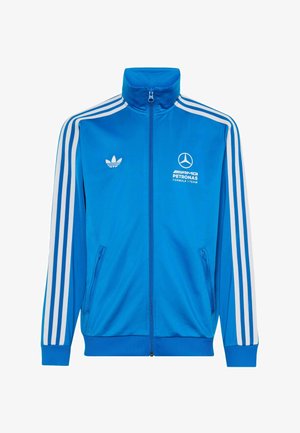 Giacca da allenamento blu con zip con strisce bianche Adidas sulle maniche, logo Adidas sul petto sinistro e logo della squadra Mercedes AMG Petronas Formula 1 sul petto destro.