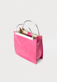 Borsa in pelle di colore rosa brillante con doppi manici in metallo argentato e apertura superiore, mostrata su uno sfondo bianco semplice.