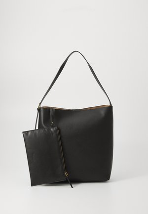 Borsa tote in pelle nera con un'unica maniglia lunga e una pochette con zip staccabile. Tessuto liscio e dettagli in metallo dorato.
