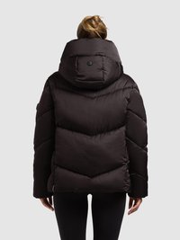 Puhvisjakk tumepruunis, millel on suur kapuuts, kalasabamustriga tikand ja tagaküljel nööpdetail. Sile, isoleeritud kangas.