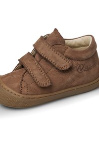 Braunes Lederkinderschuh mit zwei Klettverschlüssen, strukturierten Oberflächen, runder Zehenpartie und einer Gummisohle mit einem gemusterten Profil.