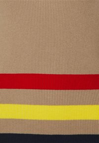 Suéter de punto en beige con textura acanalada, que presenta rayas horizontales en rojo, amarillo y azul marino oscuro, creando un vibrante contraste de colores.