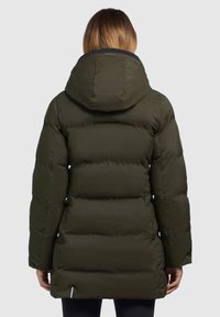 Grüne Pufferjacke mit Kapuze, ausgestattet mit einem gesteppten Design, mittellanger Schnittführung und elastischen Bündchen. Inklusive einem Etikett-Detail am Saum.