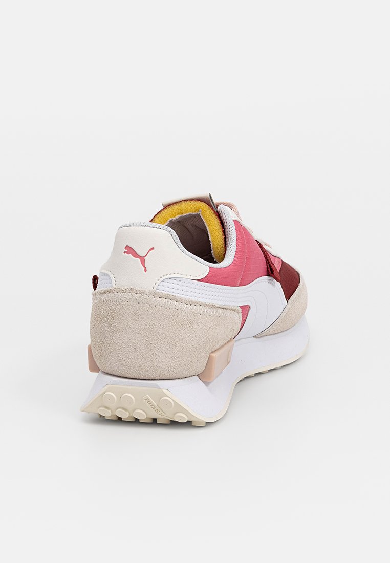 Baskets Puma avec une tige en suède et en mesh dans des tons de rose, rouge et blanc. Comprend un col rembourré et une semelle en caoutchouc texturée.