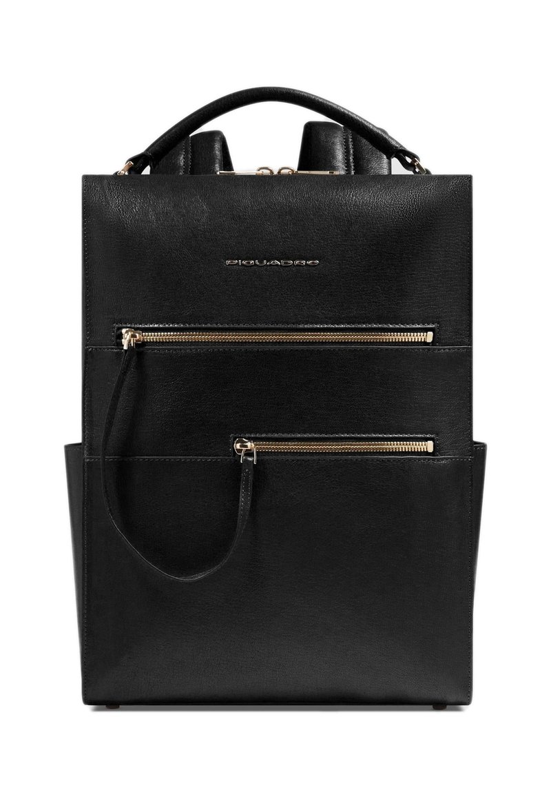 Sac à dos en cuir noir avec deux poches avant zippées, une poignée supérieure et des éléments dorés. Texture lisse, forme structurée, design minimaliste.