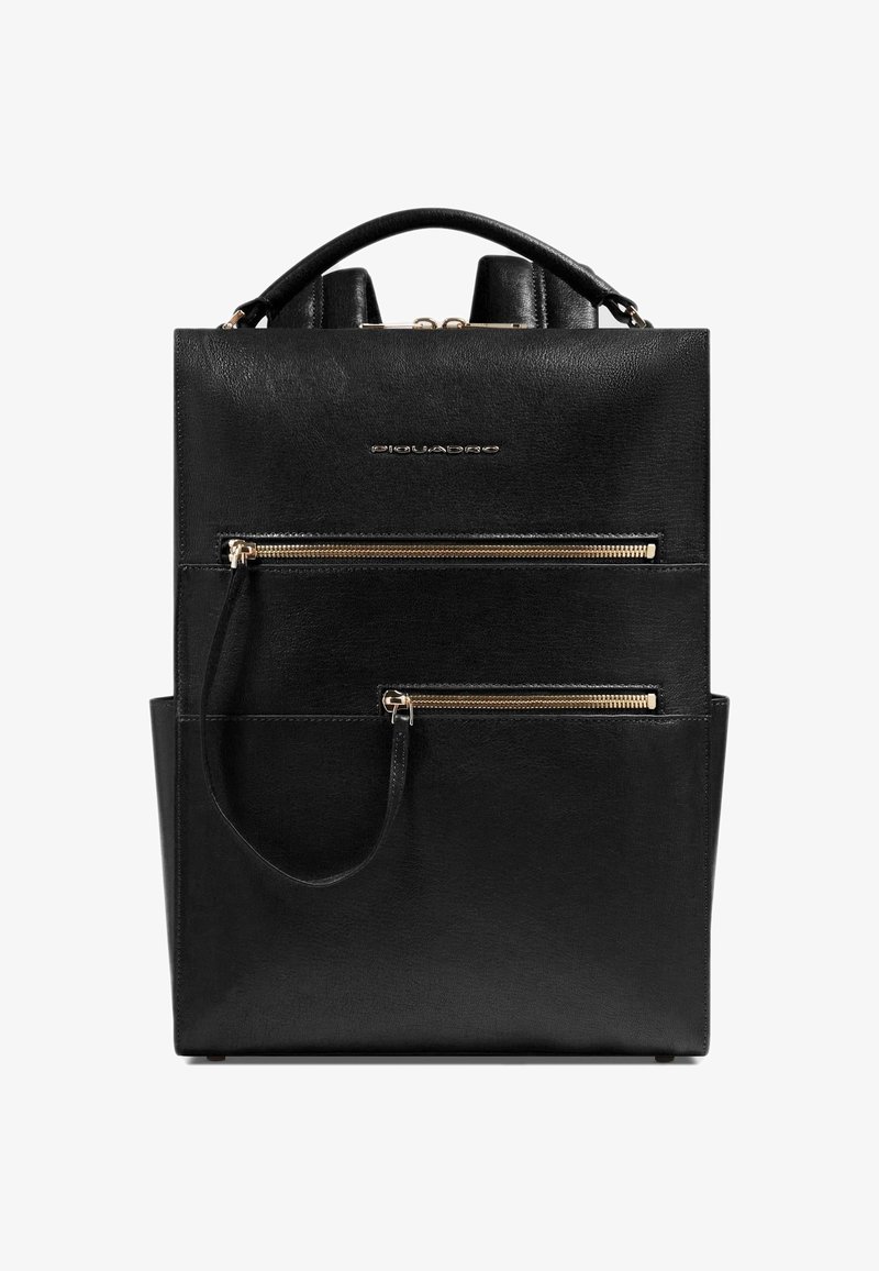 Sac à dos en cuir noir avec deux poches avant zippées, une poignée supérieure et des éléments dorés. Texture lisse, forme structurée, design minimaliste.