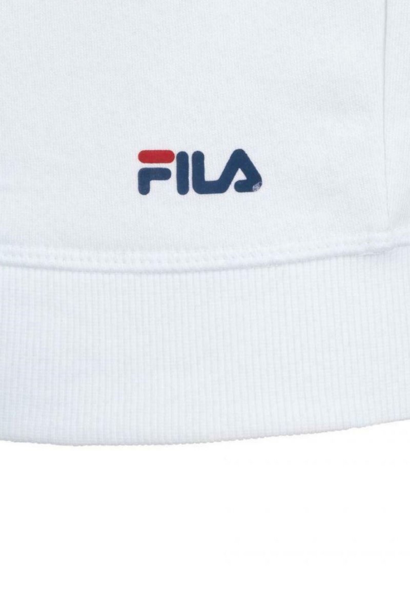 Tissu de sweatshirt blanc avec bord côtelé. Présente le logo "FILA" en rouge et bleu à l'avant, soulignant l'identité de la marque et la simplicité du design.
