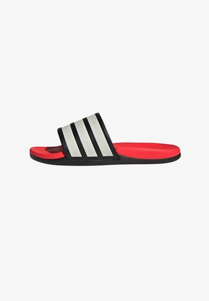 Mustat ja valkoiset liukusandaalit, joissa on kolme mustaa raitaa hihnassa, punainen pehmustettu ulkopohja ja teksturoitu sisäpohja, jossa on "CLOUDFOAM" -brändäys.