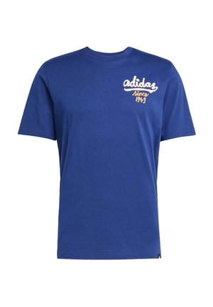 Blå bomull t-skjorte med kort erm og rund hals. Har hvit brodert "adidas" logo og "siden 1949" i oransje på brystet.