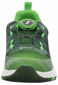 Zielone buty sportowe z materiałem GORE-TEX, systemem regulacji BOA, teksturowaną powierzchnią oraz gumową podeszwą z wzorem zwiększającym przyczepność.