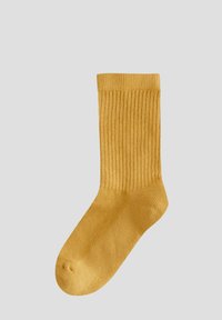 Chaussette jaune côtelée avec une texture douce, présentant un orteil sans couture, une coupe droite et un talon renforcé pour plus de durabilité.