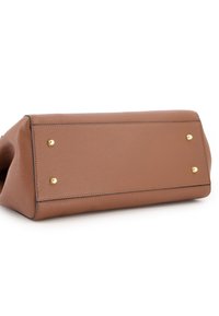 Sac en cuir marron avec une surface texturée, de forme rectangulaire, et des accents en métal doré. Présente des coins arrondis et des pieds en métal protecteurs.
