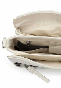 Balta ādas rokassoma ar rāvējslēdzēja aizdari. Iekšpusē ir vairāki nodalījumi, mīksts auduma oderējums un neliela kabata ar rāvējslēdzēju.