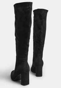 Czarne kozaki za kolano wykonane z zamszu, z blokowym obcasem i bocznym zamkiem błyskawicznym. Gładka faktura z dopasowanym krojem.