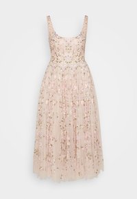 Vestido bordado en rosa claro con patrones florales, corte ajustado en el torso y una falda de tul fluida. Presenta un escote redondeado y un delicado detalle.