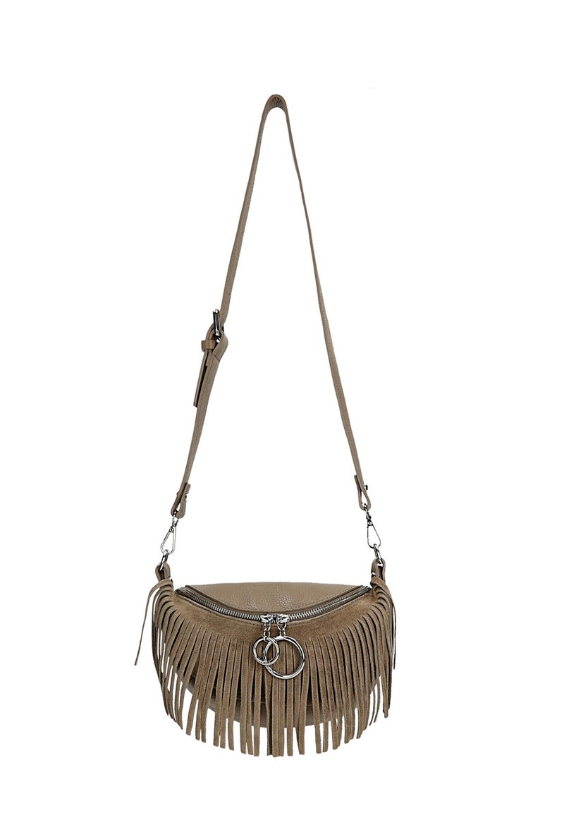 Fringe schoudertas in beige nepleer. Voorzien van een ritssluiting, zilverkleurige hardware en een dubbele ringaccent aan de voorkant. Verstelbare band.