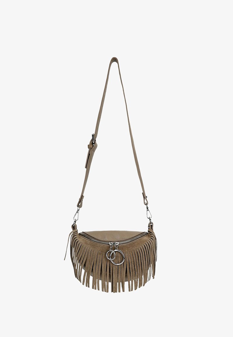 Fringe schoudertas in beige nepleer. Voorzien van een ritssluiting, zilverkleurige hardware en een dubbele ringaccent aan de voorkant. Verstelbare band.