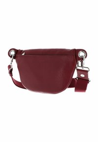 Sacoche en cuir bordeaux avec surface texturée, fermetures métalliques argentées et bandoulière en tissu réglable, isolée sur fond blanc.