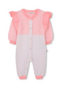 Roze gebreide baby romper met ruches op de schouders, een gestructureerde top, knoopsluiting aan de voorkant en geribbelde manchetten op de mouwen en benen.