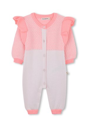 Roze gebreide baby romper met ruches op de schouders, een gestructureerde top, knoopsluiting aan de voorkant en geribbelde manchetten op de mouwen en benen.
