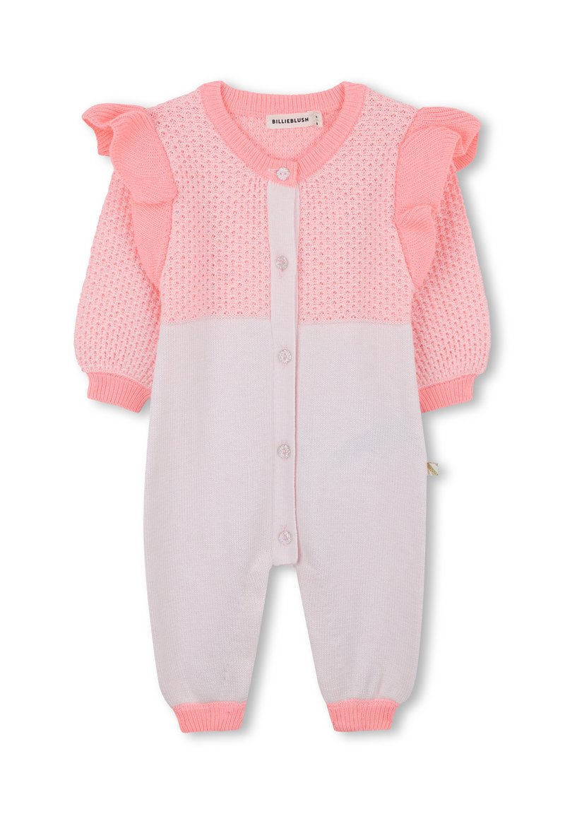Roze gebreide baby romper met ruches op de schouders, een gestructureerde top, knoopsluiting aan de voorkant en geribbelde manchetten op de mouwen en benen.