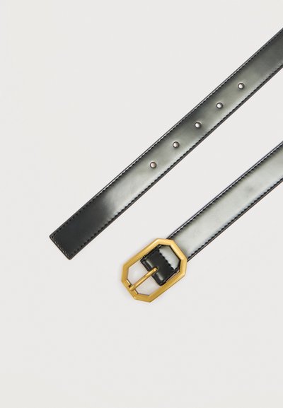 Μαύρη δερμάτινη ζώνη με έξι τρύπες ρύθμισης και χρυσή εξάγωνη μεταλλική αγκράφα σε λευκό φόντο.