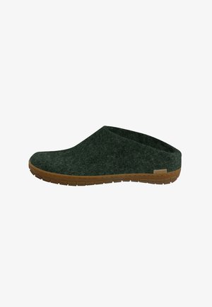 Mørkegrøn slip-on tøffel med en blød filt-overdel og tekstureret brun gummisål, designet til indendørs brug.