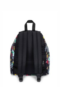 Zwarte stoffen rugzak met kleurrijke grafische prints. Voorzien van gevoerde schouderbanden, een bovenste draaghengsel en een ritssluiting aan de onderkant.