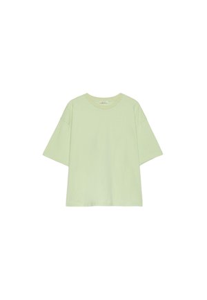 Svetlozelené tričko s krátkym rukávom, voľného strihu a okrúhlym výstrihom so skosenými plecami, zobrazené na bielom pozadí.