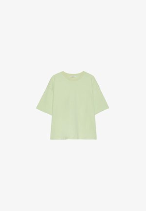 Svetlozelené tričko s krátkym rukávom, voľného strihu a okrúhlym výstrihom so skosenými plecami, zobrazené na bielom pozadí.