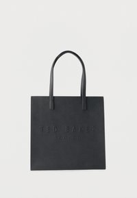 Μαύρη τσάντα ώμου από υλικό με υφή συνθετικού τύπου, με ανάγλυφο λογότυπο, επίπεδες λαβές και ορθογώνιο σχήμα.