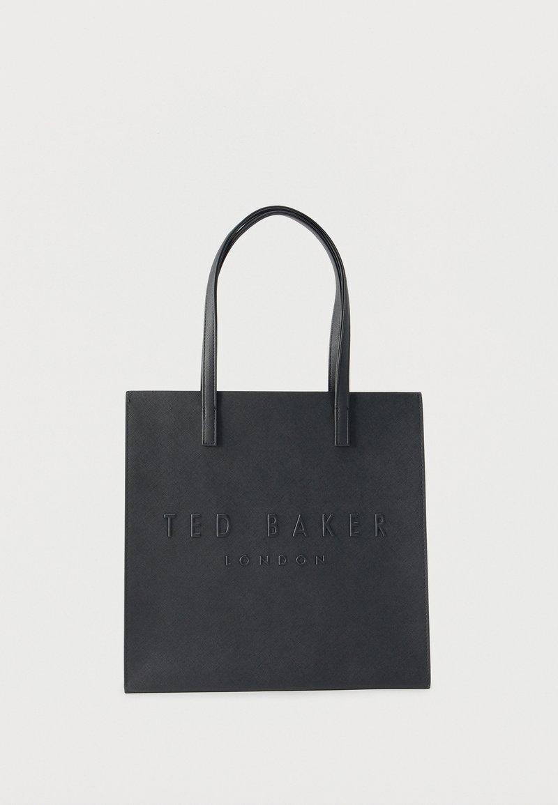 Sac cabas noir en matériau synthétique texturé, présentant un logo embossé, des poignées plates et une forme rectangulaire.