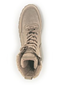 Béžová semišová bota s texturálním povrchem, včetně splétaných tkaniček, umělé kožešiny na límci a bočního zipu pro snadné obouvání.